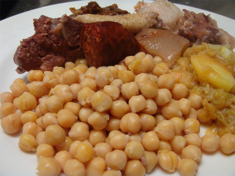 Cocido completo con sopa, garbanzos, carnes y verduras