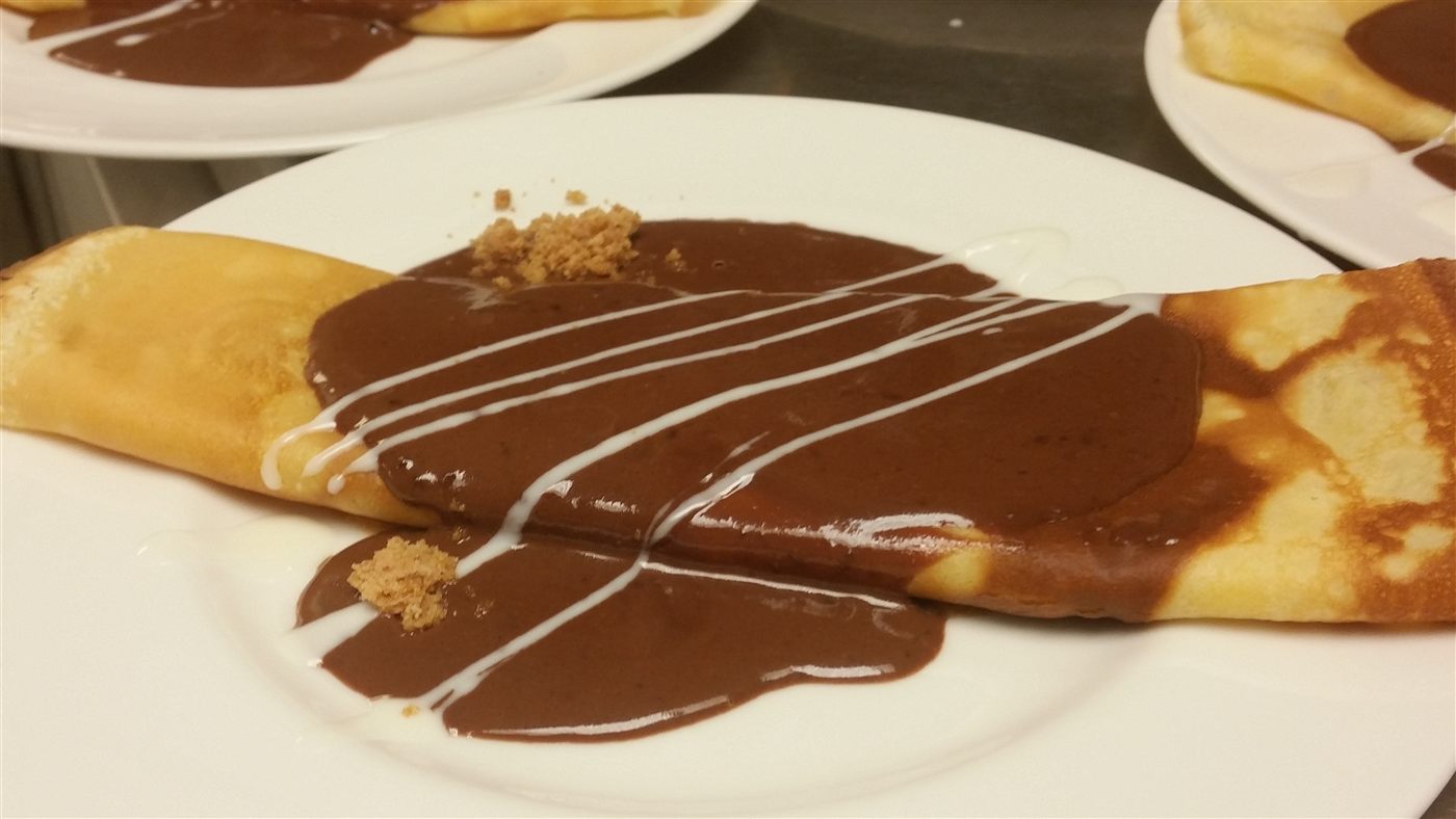 Crepe caliente con chocolate del Restaurante Magnus