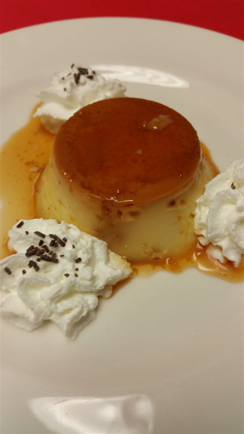 Flan casero con nata y caramelo
